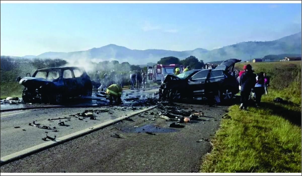 Acidente com incêndio deixam carros irreconhecíveis na BR-282