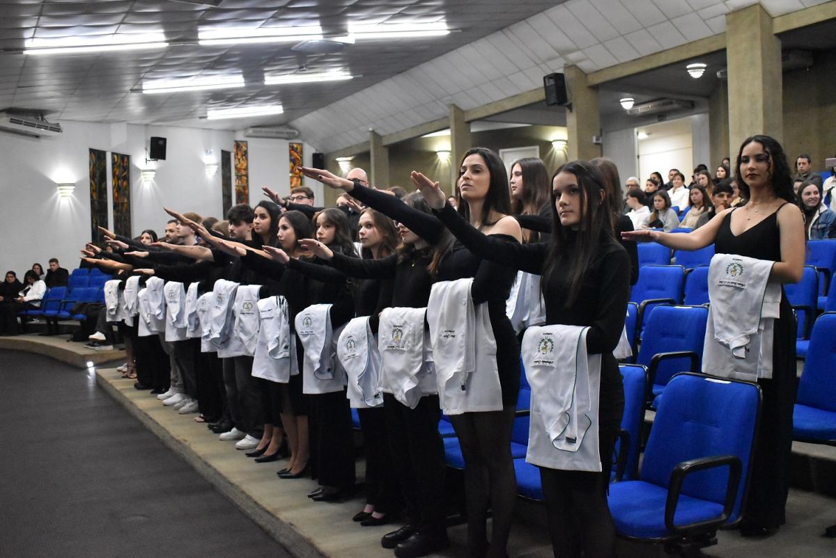 Cerimônia do Gral e Pistilo:  início dos estudantes de Farmácia