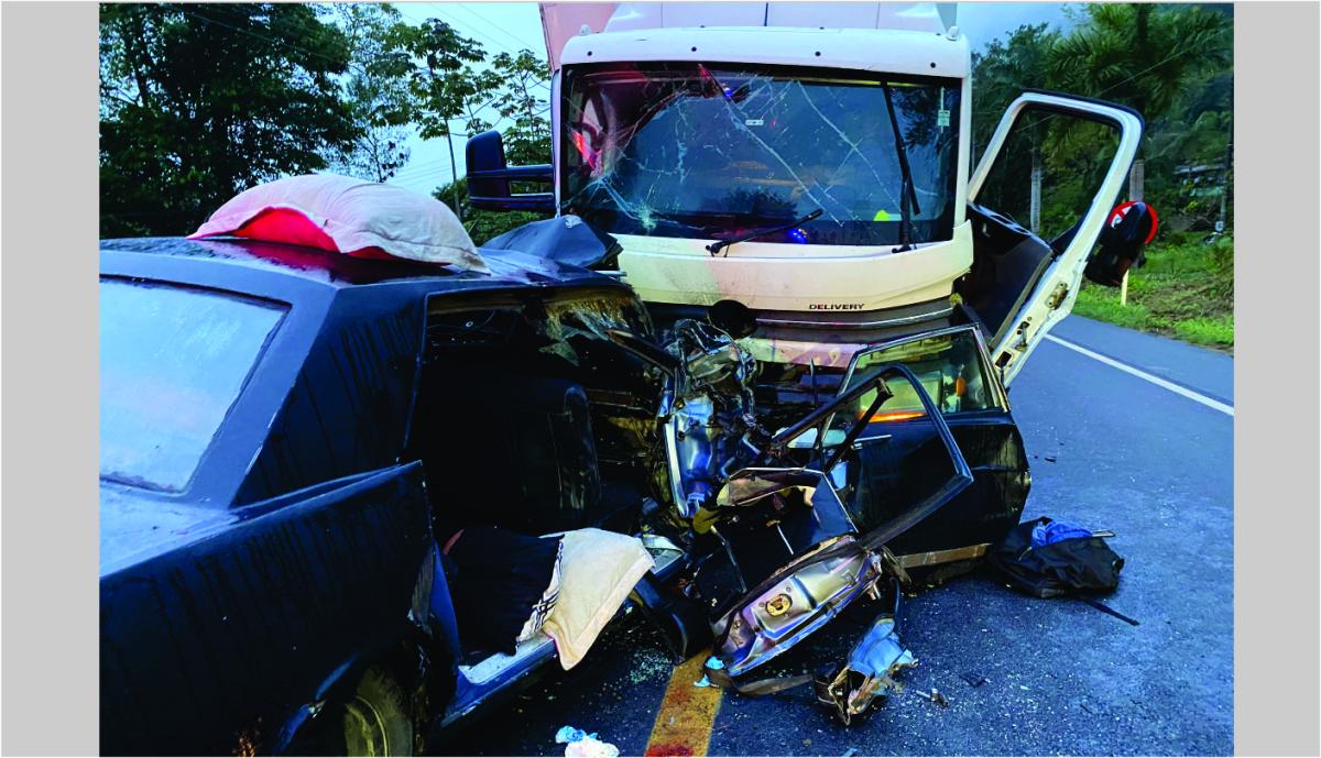 Colisão frontal mata 3 pessoas na BR 470. Motorista do caminhão foi preso.