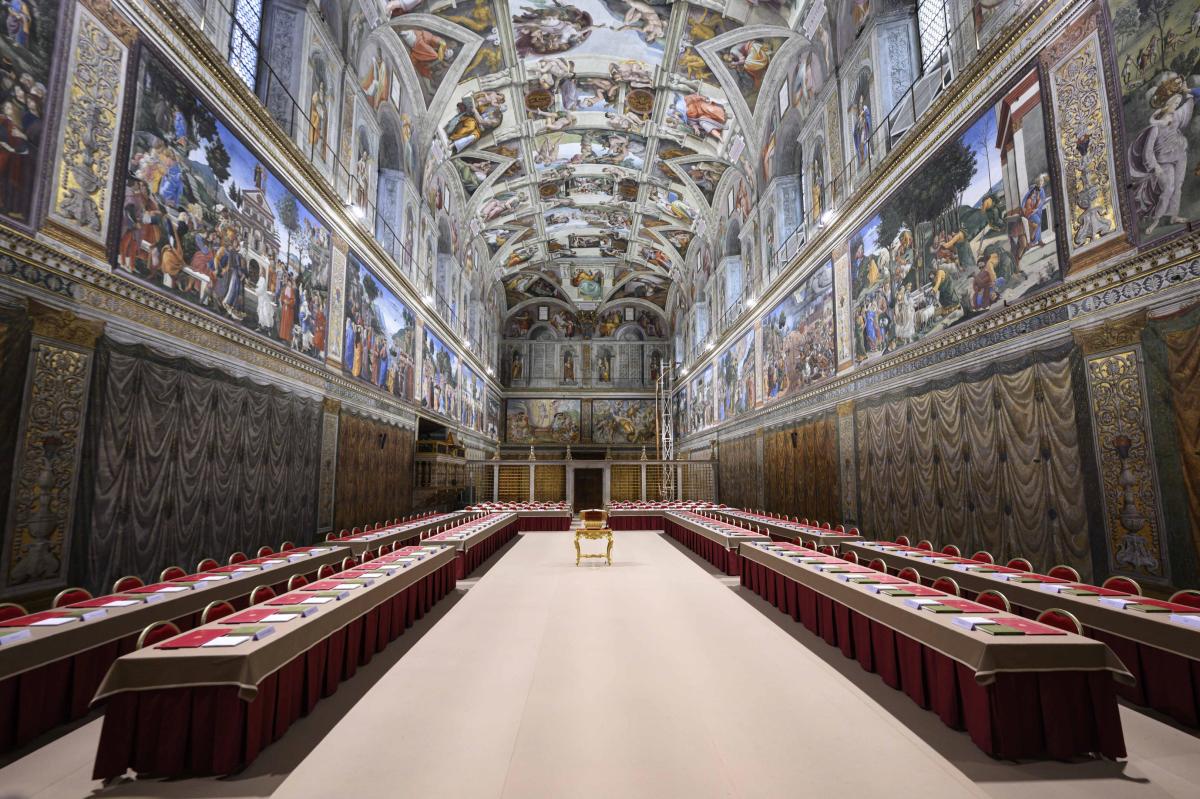 Vaticano divulga imagens internas da Capela Sistina pronta para o conclave