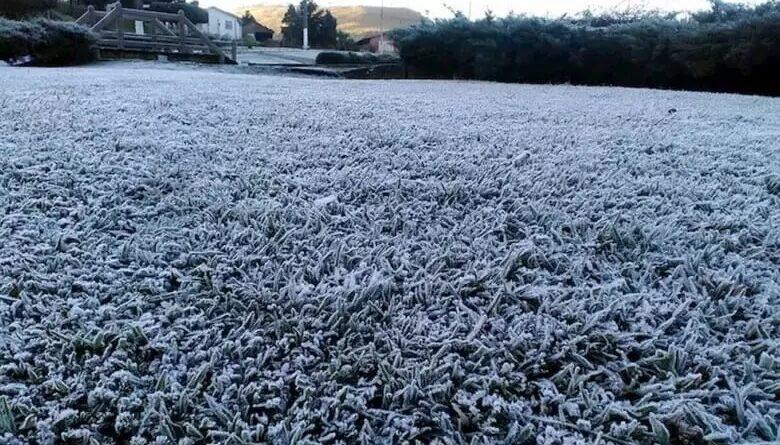 Frio intenso de madrugada e amanhecer branco de geadas em SC