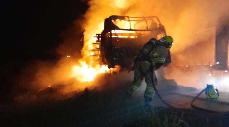 Caminhão baú com alimentos é consumido por incêndio na BR-153 em Água Doce