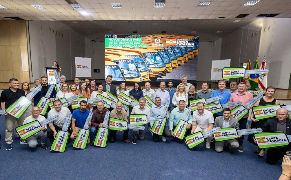 Governador entrega mais 30 novos ônibus escolares para redes públicas