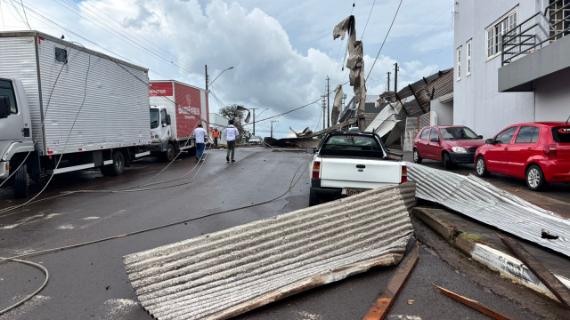 Forte vendaval com chuva causa destelhamento e danos