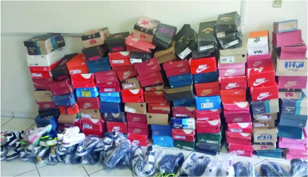 Indício de contrabando de calçados e jaquetas, em Ibicaré