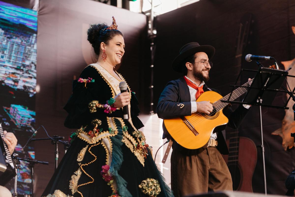 Primeiro domingo da 35ª Festa do Pinhão tem dança, música nativista e shows simultâneos