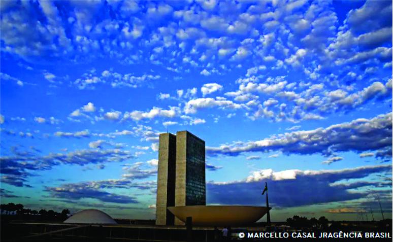 Senado: Relator antecipa fim da reeleição para 2030 e CCJ adia votação