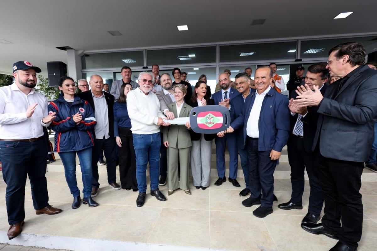Jorginho entrega motolâncias, equipamentos e uniformes para o Samu