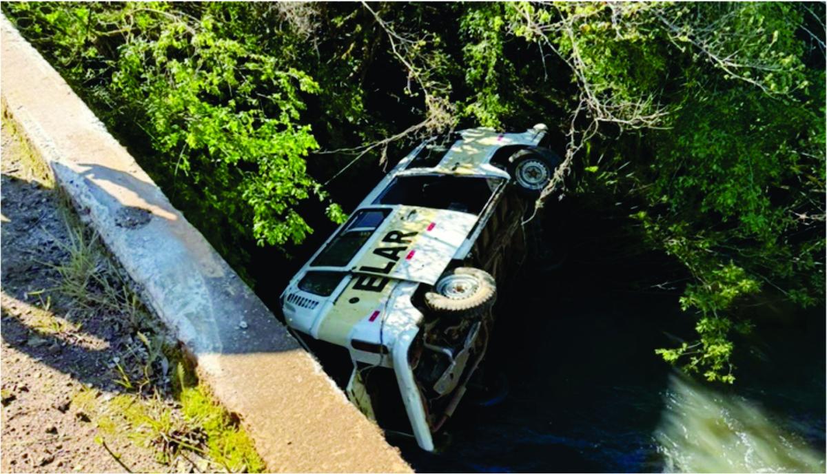 Grande susto: Kombi com crianças escolares cai no rio, em Santa Cecília