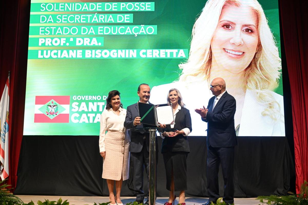 Jorginho Mello dá posse a Luciane Ceretta como secretária da Educação de Santa Catarina