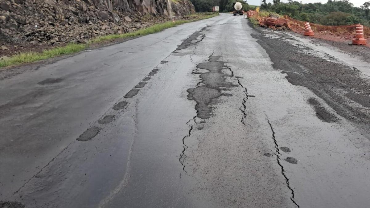 Chuvas causam rachaduras na pista na BR 153
