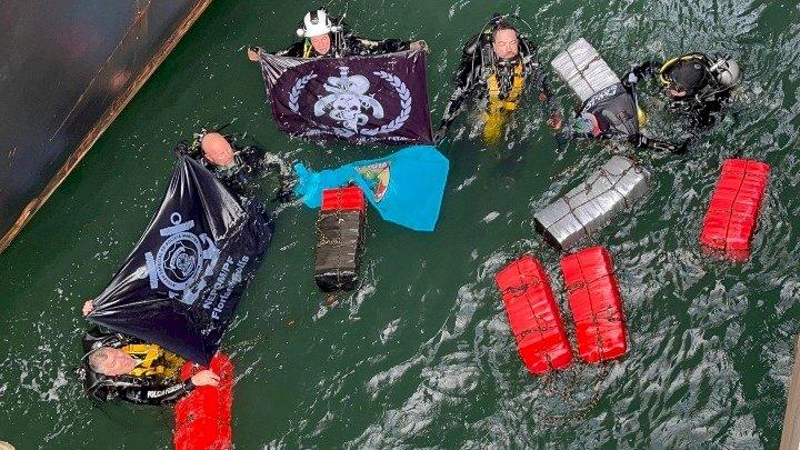 PMSC e PF apreendem mais 250 kg de cocaína em casco de navio