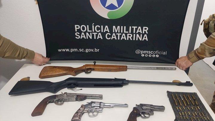 Denúncia leva à apreensão de armas de fogo e prisão de homem em Chapecó