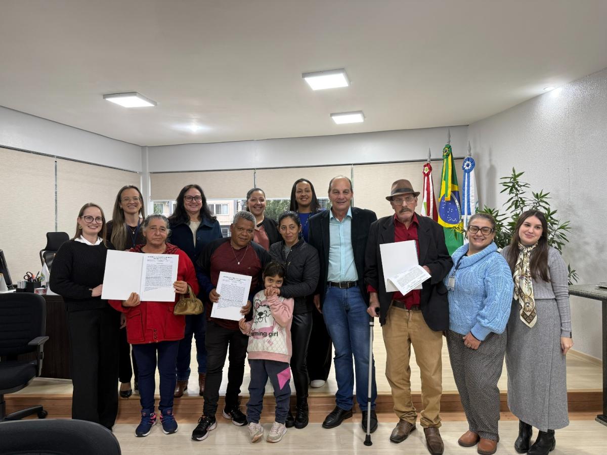 Prefeitura de Joaçaba avança na regularização fundiária e entrega matrículas a mais quatro famílias
