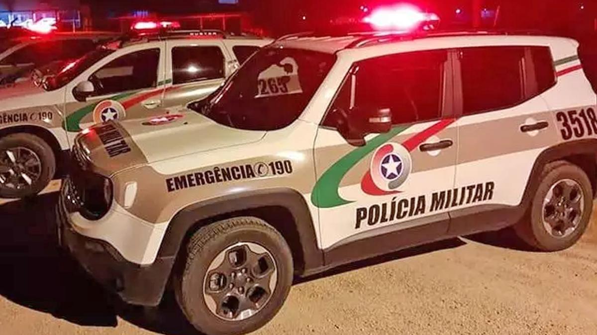 PM prede dois homens por furto e violência doméstica em em Campos Novos.