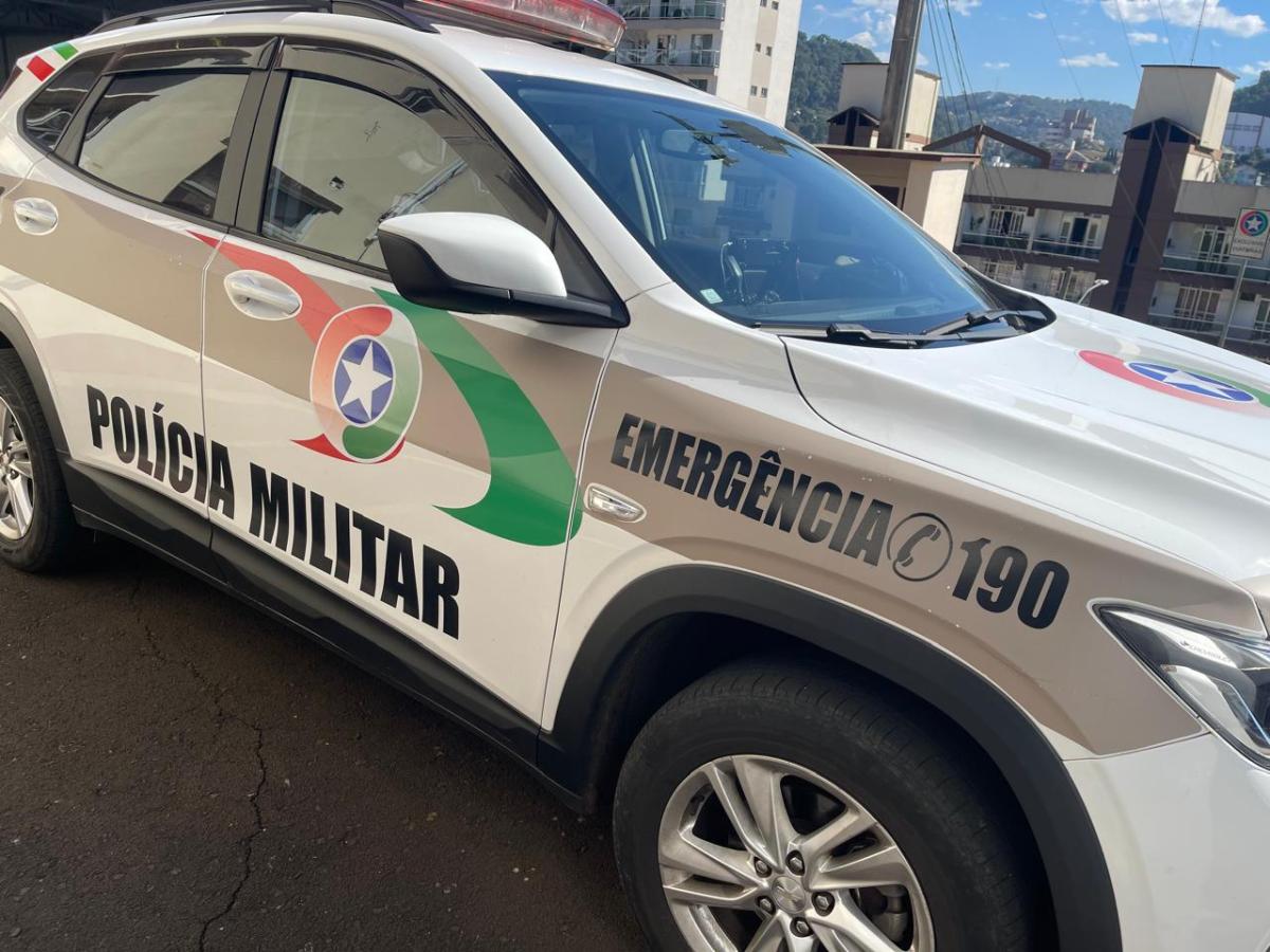 PM: Pulou a janela, se escondeu no mato, mas foi preso