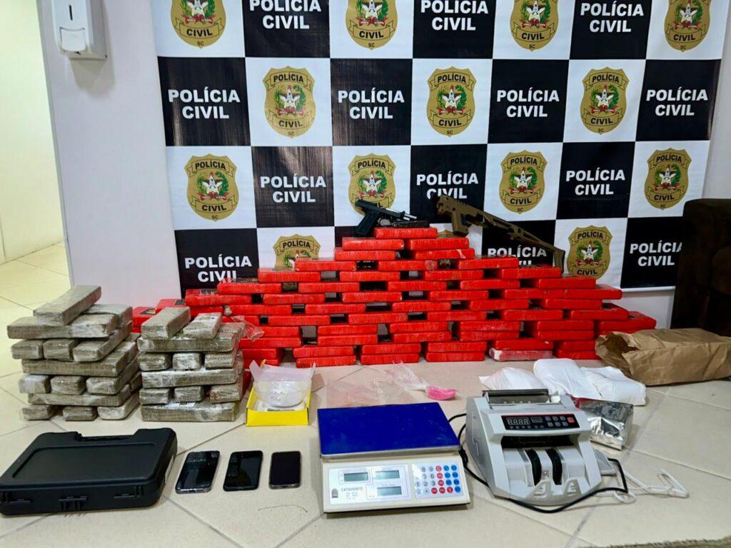 Polícia Civil apreende cocaína, maconha e armas em Palhoça