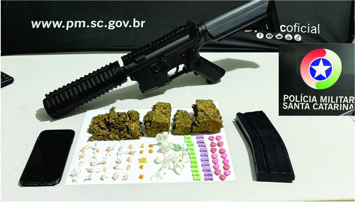 A Polícia Militar realizou apreensão de drogas e simulacro de arma de fogo, em Campos Novos