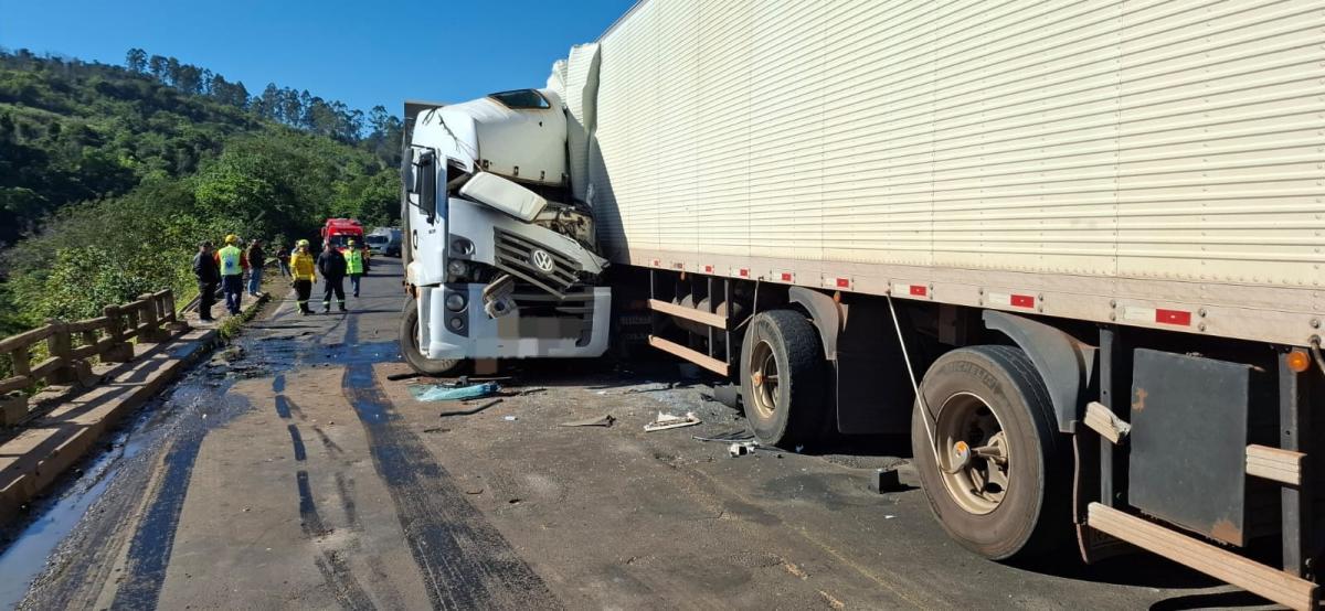 Grave acidente em colisão entre carreta e caminhão na BR-282