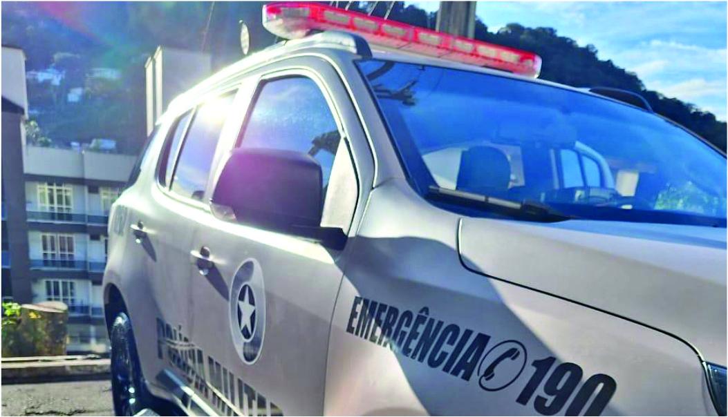 PM cumpre mandado de prisão de mulher por dívida de pensão, em Joacaba