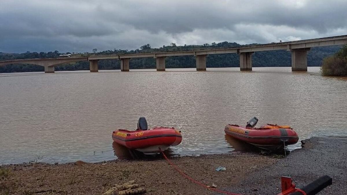 Bombeiros se unem nas buscas por jovem desaparecido no lago do Rio Uruguai