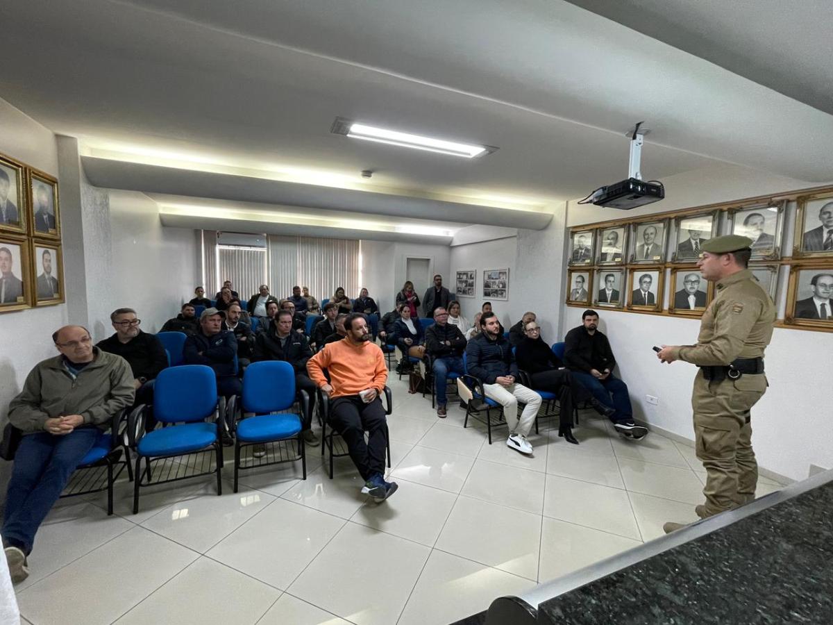 Polícia Militar realiza reunião em Joaçaba com empresários sobre serviço de motofrete