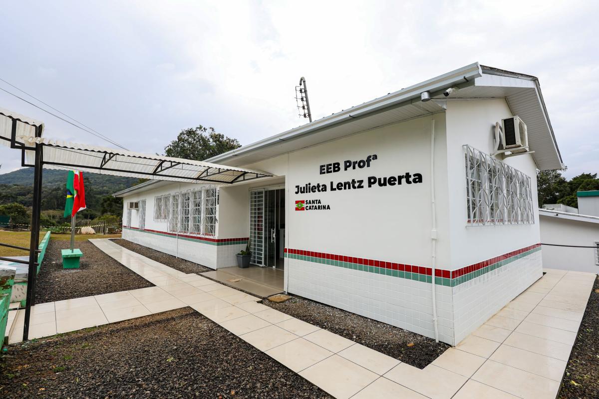 Governo entrega reforma e quadra da Julieta Lentz Puerta, em Joaçaba
