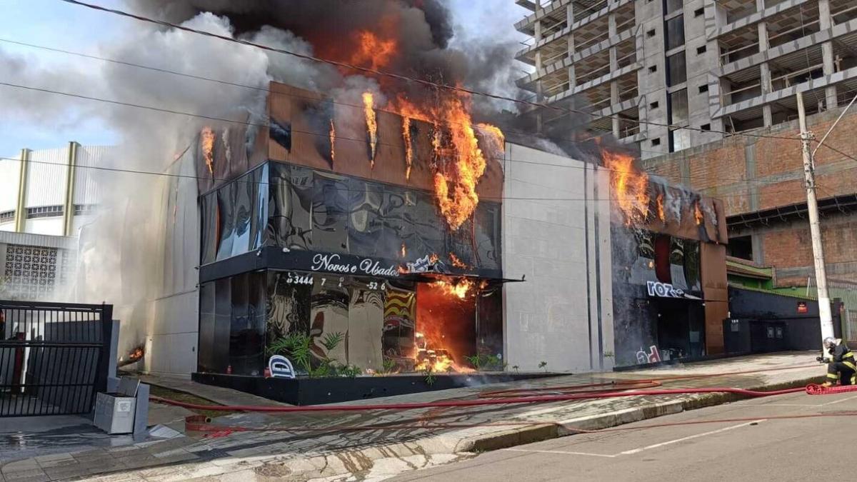 Loja é destruída por incêndio, neste sábado, no centro de Concórdia