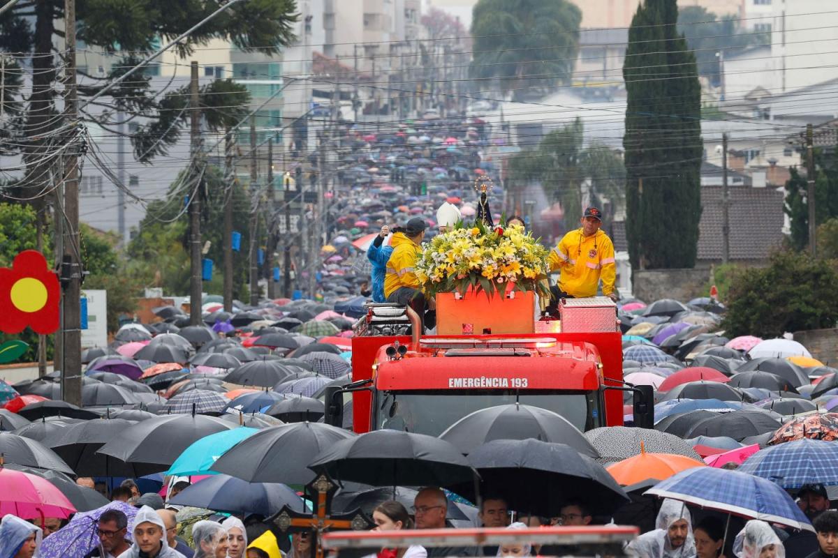 No Dia de Nossa Senhora Aparecida, governador participa da maior romaria