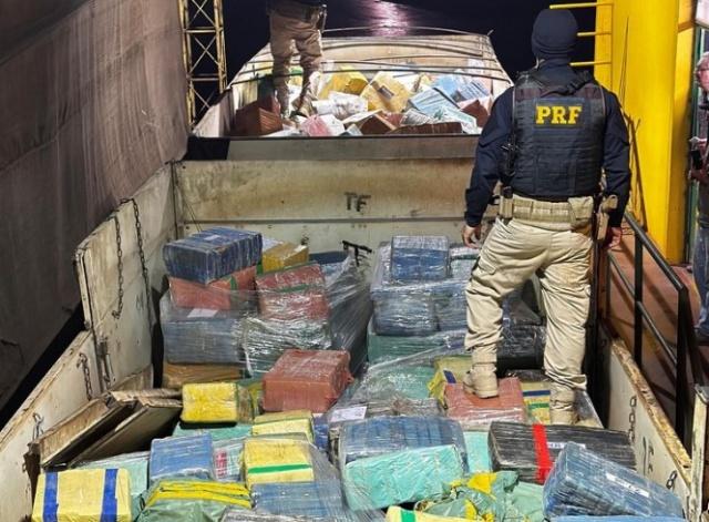 Caminhoneiro do Oeste de SC é preso no PR com mais de 17 toneladas de maconha em carreta