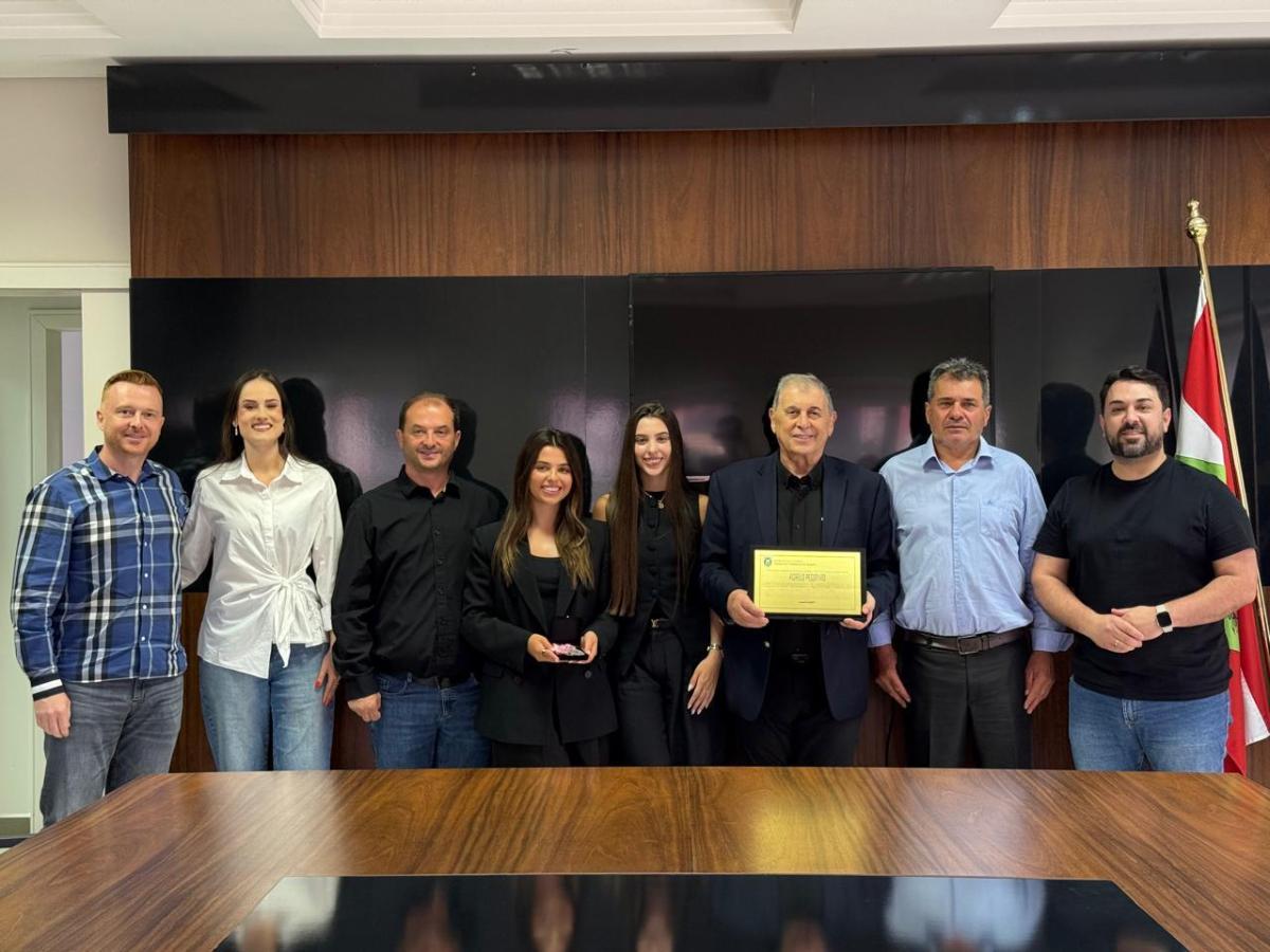 Fiorelo Pegoraro e esposa Nilva são homenageados pela Câmara