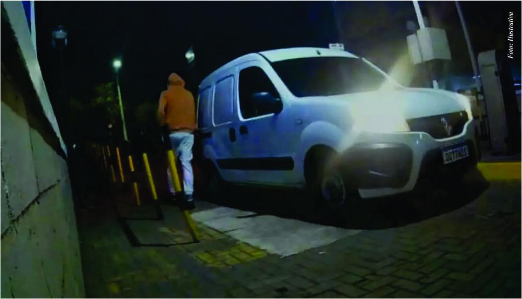 Grupo encapuzado rouba carga de caminhão