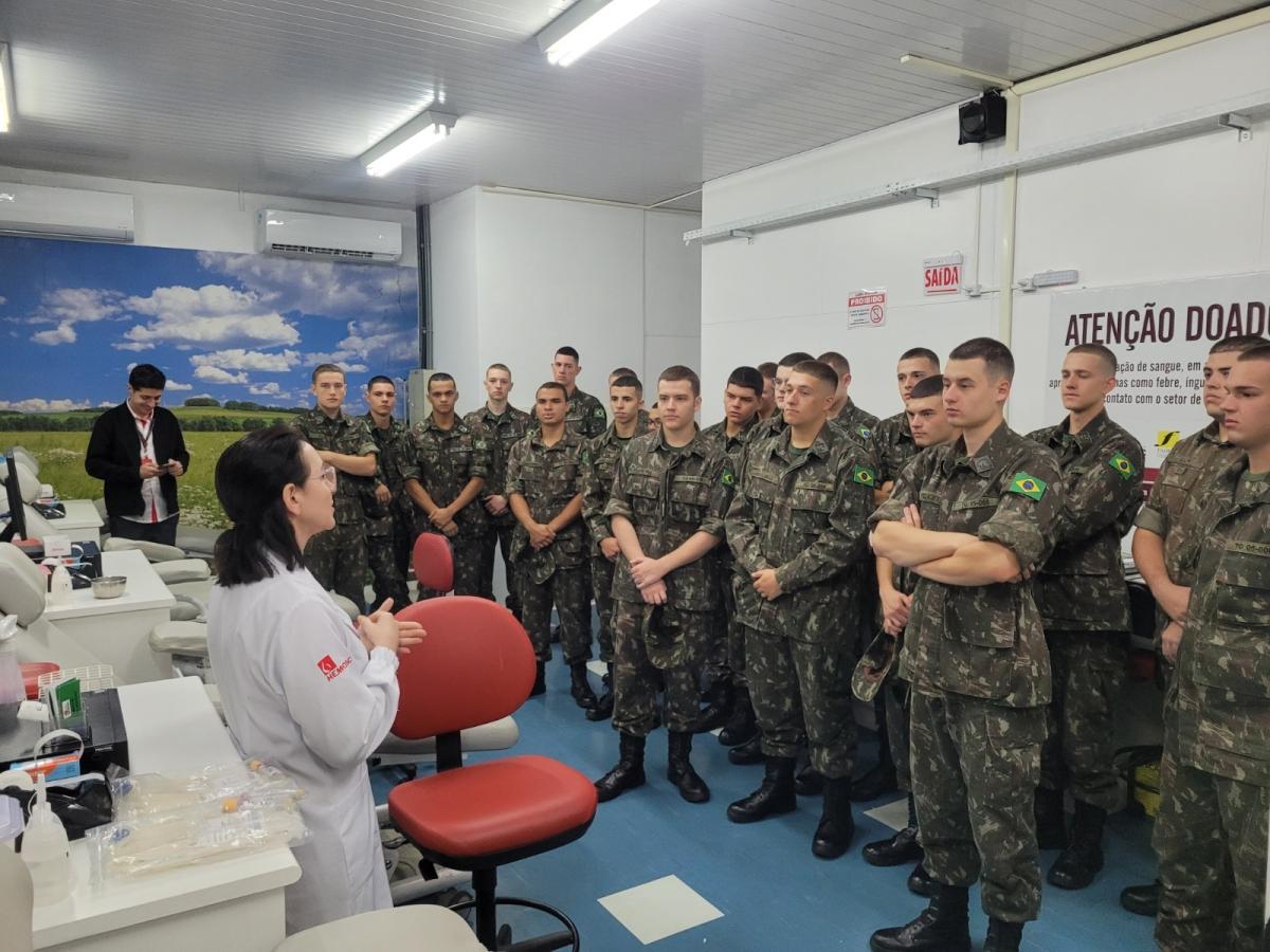 Atiradores do Tiro de Guerra de Joaçaba na campanha voluntária de doação de sangue