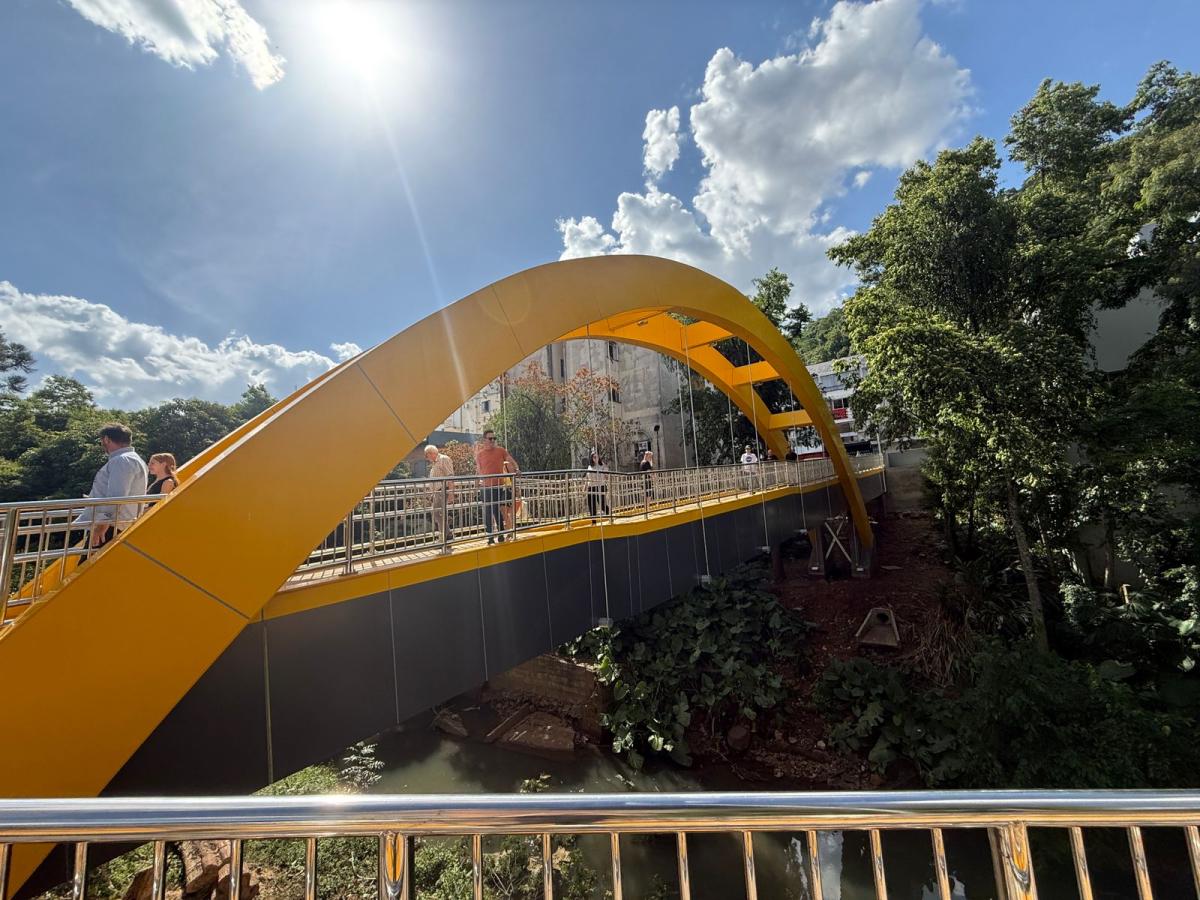 Com um ano de atraso passarela é liberada para uso