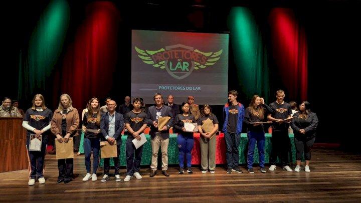 Protetores do Lar forma 335 alunos em Joaçaba
