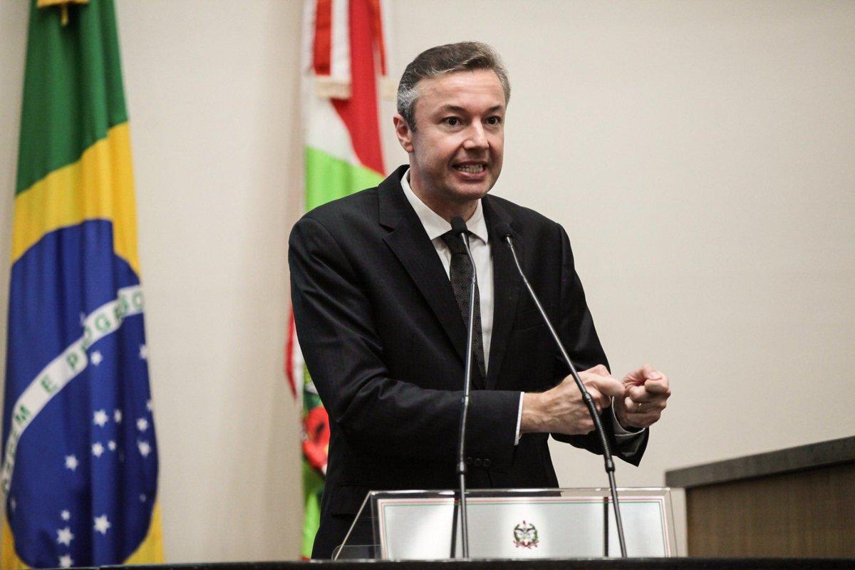 Deputado Napoleão Bernardes busca responsabilizar estado por endividamento de estudantes no Universidade Gratuita em SC.