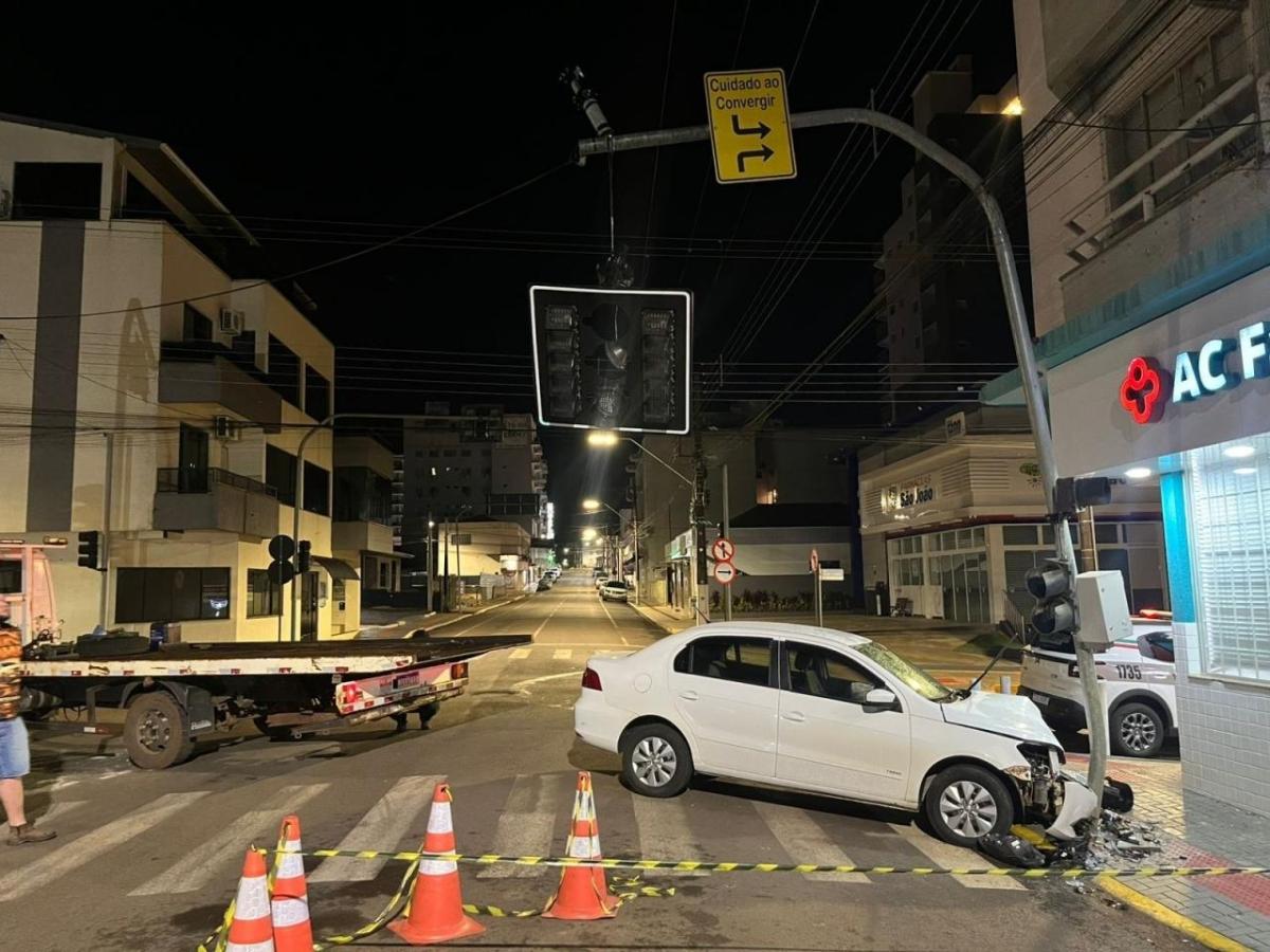 Motorista sem CNH causa sinistro de trânsito e fica ferida