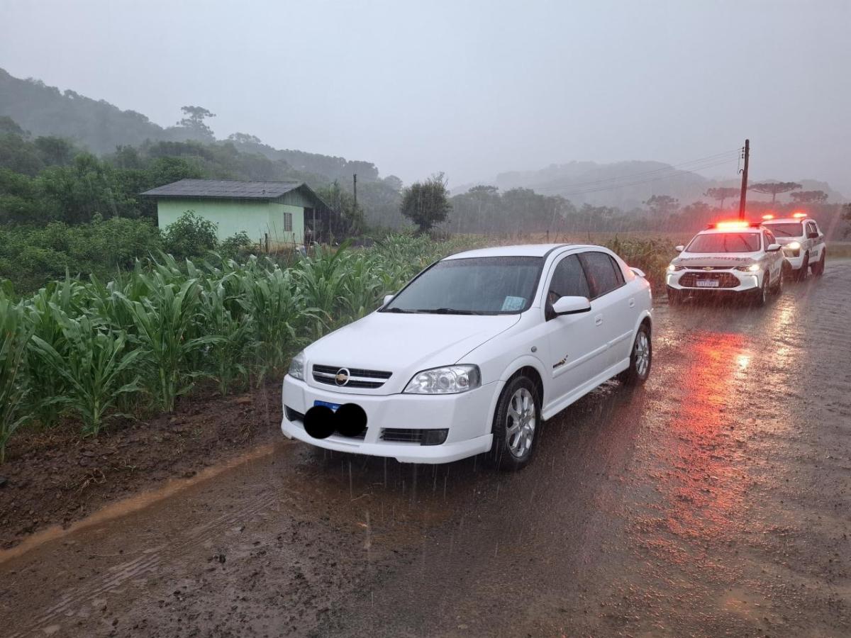 Cavalo de pau e desordem em bar de mulher bebum em Erval Velho
