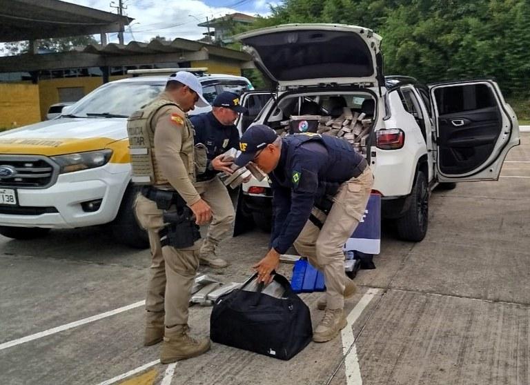 Ação conjunta PRF e PMRv intercepta quase meia tonelada de maconha e recupera veículo