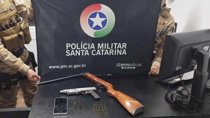 PM prende três homens por porte ilegal de arma de fogo e munição