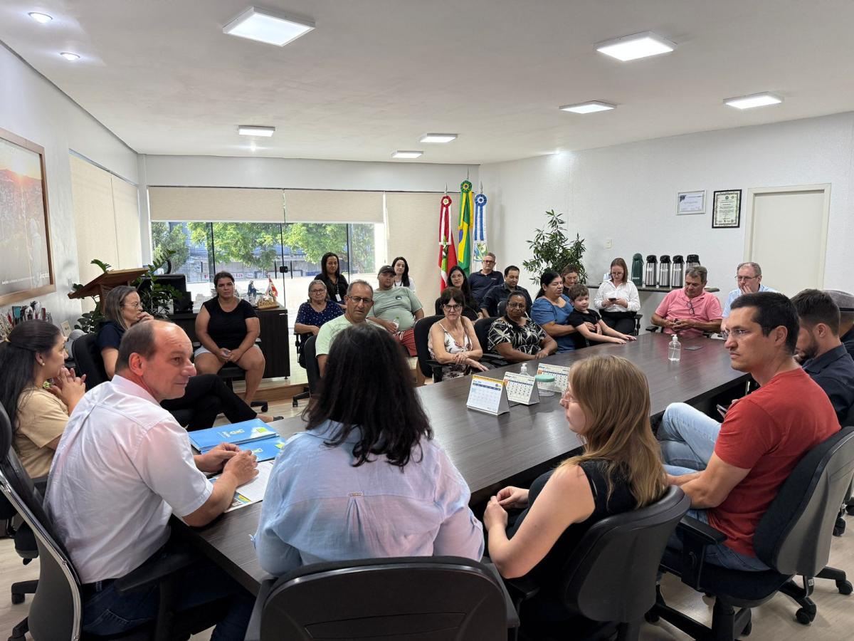 Prefeito de Joaçaba entrega regularização fundiária antes das férias