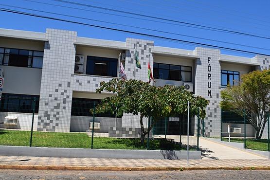 Homem é condenado a mais de 24 anos por matar a companheira e tentar contra a vida do filho