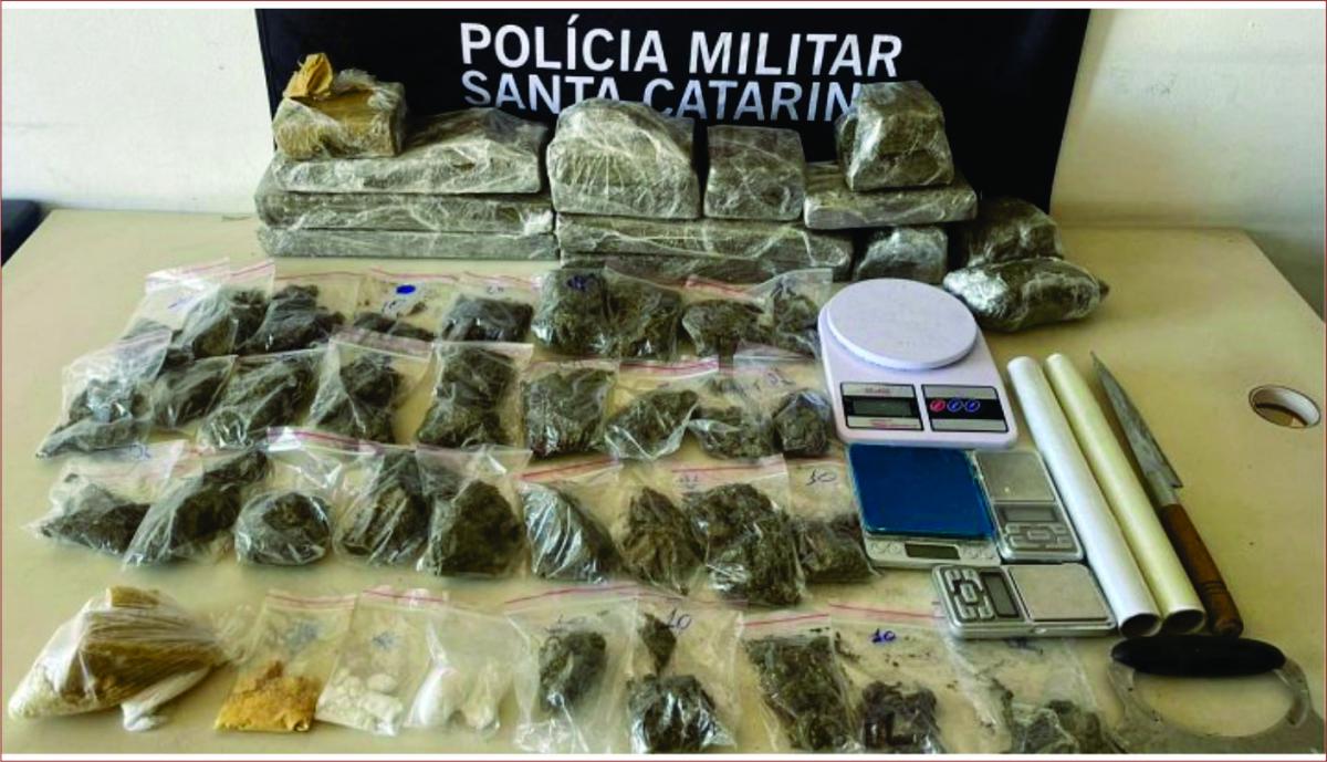 Polícia Militar localiza quase 10 quilos de drogas em imóvel abandonado em Balneário Gaivota