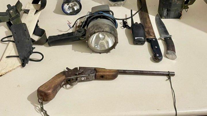 Dois homens são presos com arma de fogo e diversos objetos ilícitos