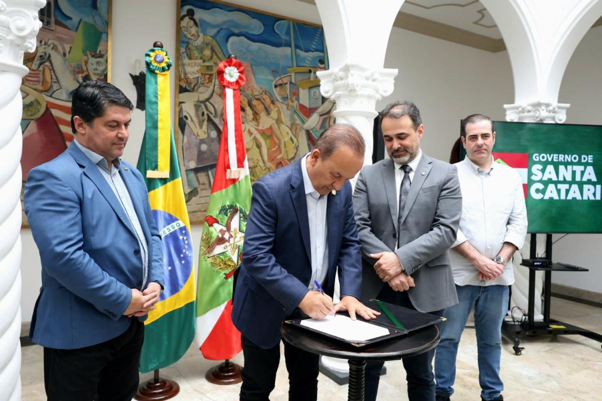 Governador dá posse ao novo secretário do Meio Ambiente e da Economia Verde