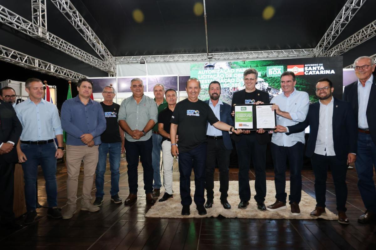 Governador Jorginho Mello assina restauração da SC-350 na ExpoCaçador
