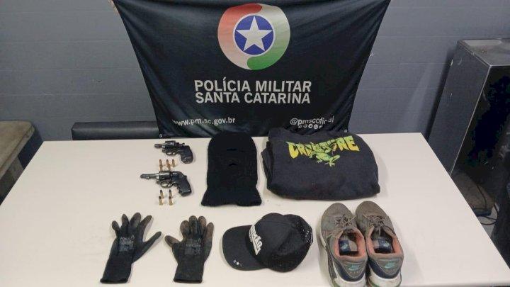 Homem é detido com duas armas de fogo após assalto em empresa de cerâmica
