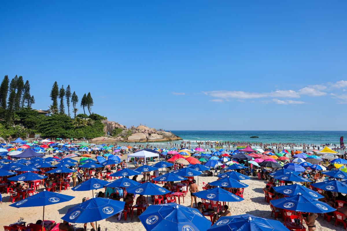 Começa com tempo frio e termina com calor intenso e temporais em Santa Catarina