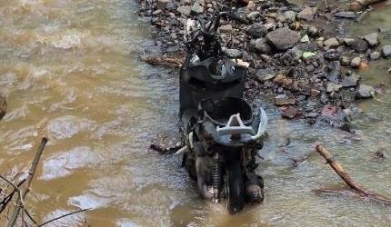 PM retira do Rio do Tigre motoneta arrastada pela enchente em Joaçaba