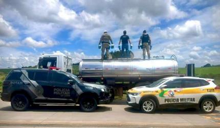 Caminhão usado na coleta de leite é abordado transportando 120 mil maços de cigarros contrabandeados